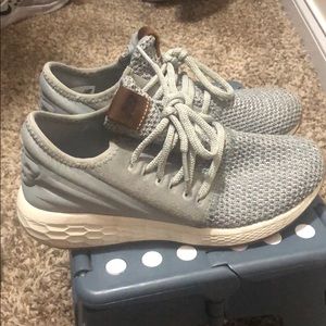 New Balance green / gray tennis shoes